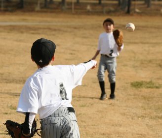  There's a good relay throw  